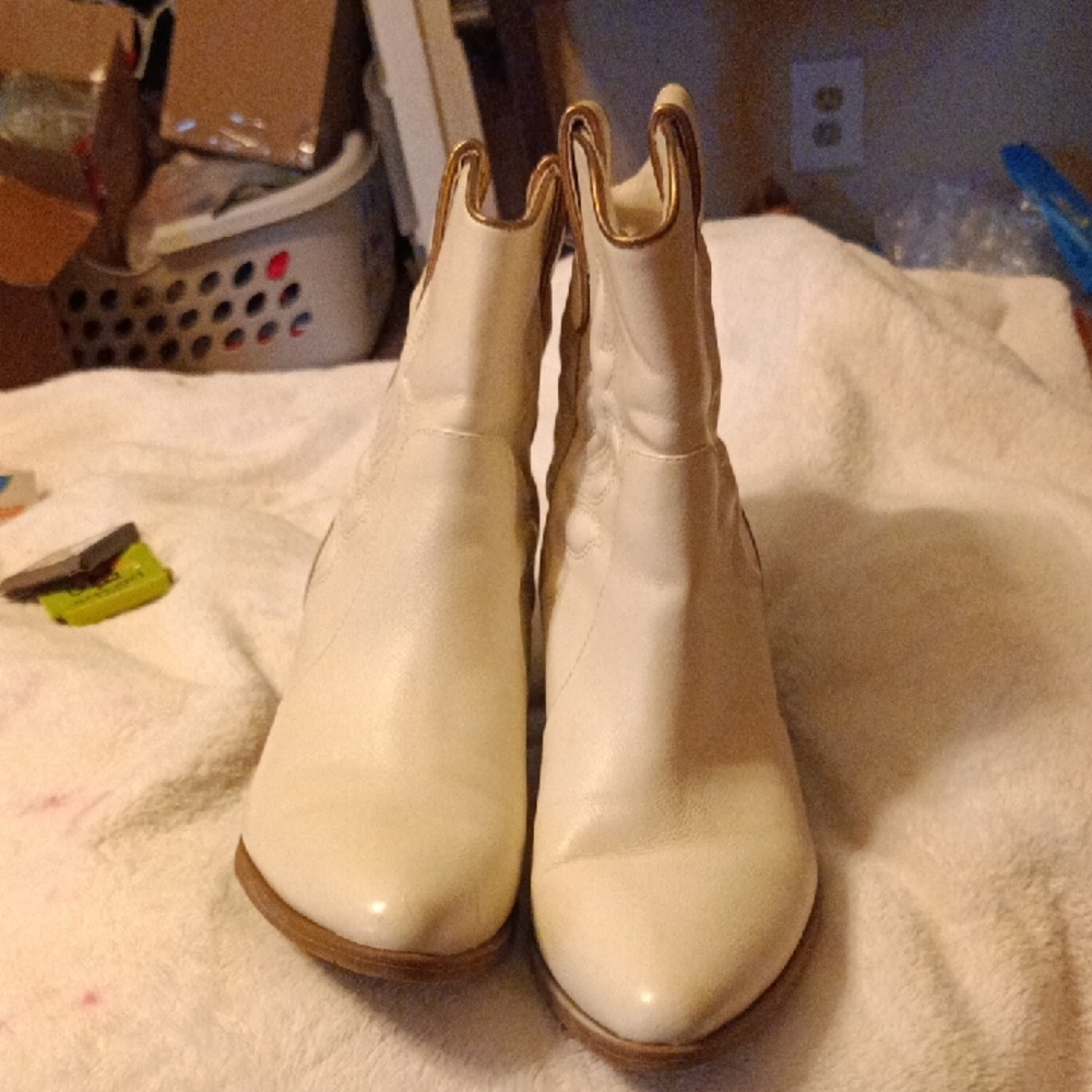 Women White Short Cowboy Boots Size  9.5 By Michael